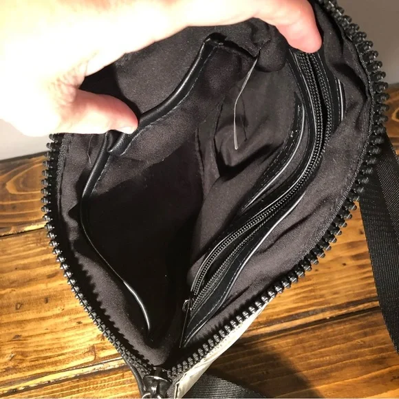 Sondra Roberts Squared Quilted Puffer crossbody clutch wristlet - Picture 7 of 12